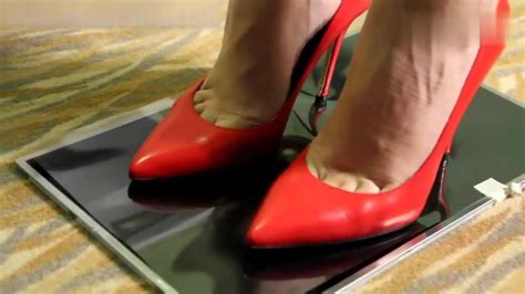 美女穿高跟鞋踩液晶LED屏幕，脚下留情_腾讯视频
