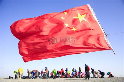 飘扬的红色旗帜PSD素材免费下载_红动中国