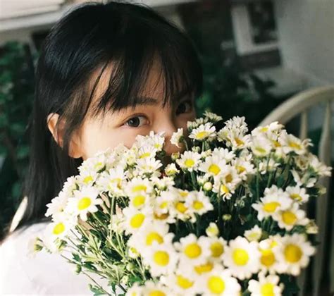 古风头像新郎手捧花女生