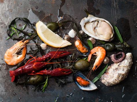 新鲜海鲜图片-木板上的新鲜海鲜食材素材-高清图片-摄影照片-寻图免费打包下载
