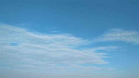 唯美蓝色天空白云背景图免费下载_觅知网