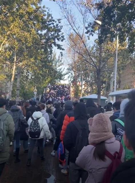 不是堵车，是“堵人”！济南大学一天桥因结冰拥堵20分钟，众多学生上课迟到