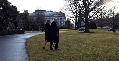 现场：特朗普与梅拉尼娅手牵手离开白宫_凤凰网视频_凤凰网
