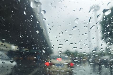 青岛迎来中到大雨 市民出行注意关注天气情况-半岛网