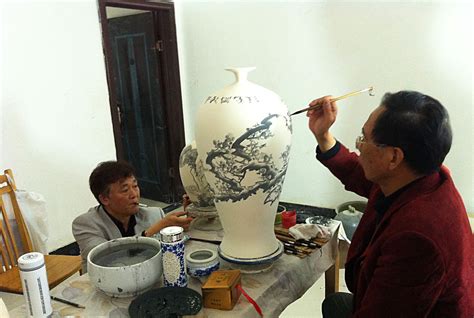 传统瓷器加入西画元素 扬州画家跨界烧青花瓷_中华陶瓷网