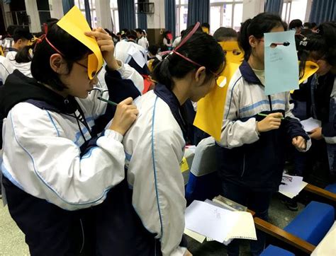 戴上面具幻想20年后的自己，这群高三学生这样减压！_武汉_新闻中心_长江网_cjn.cn