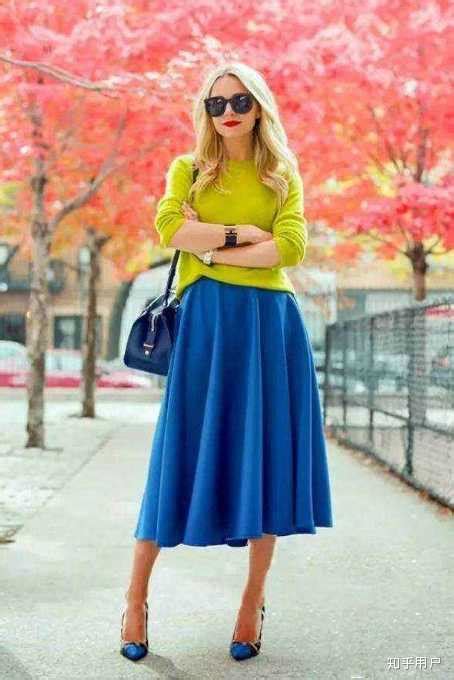 蓝色搭配什么颜色好看，秋冬蓝色衣服这样搭配最出彩！