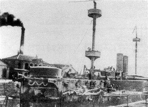 “定远”铁甲舰(模型)。排水量7335吨，主炮口径305毫米，是北洋舰队的旗舰-军事史-图片