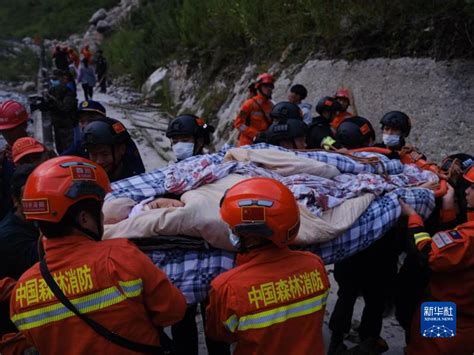 泸定地震：四川森林消防总队甘孜支队全力抢救转移群众和伤员_手机新浪网