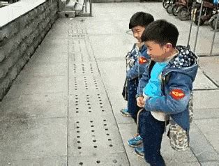 漫画女生尿裤子图片