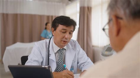 老年男性病人听有经验的医生解释测试结果视频素材_ID:VCG42N1389825160-VCG.COM