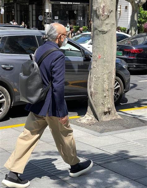 男人过了60岁，别穿的太成熟！跟上海爷爷赶时髦，做个“酷老头”__财经头条