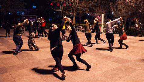 贫困县的广场舞大赛：越跳越有奔头！|界面新闻 · 中国