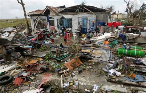 超强台风"天鹅"肆虐菲律宾致4死：屋顶被掀翻 民众大撤离（图）