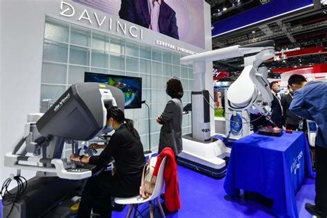 再升级！最新一代达芬奇机器人亮相进博会，现场“做手术”_京报网