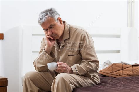担心的老人睡不着他坐在床高清图片下载-正版图片504930333-摄图网