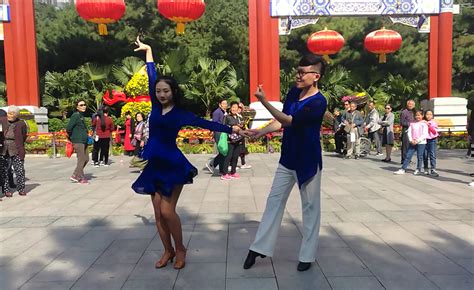【糖豆】广场舞《格桑拉》经典歌曲简单藏族舞，太好看了|格桑拉|广场舞_新浪新闻