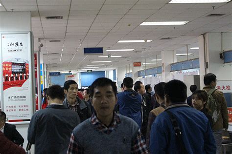走访深圳三和人才市场，工厂日结青年能挣多少钱？_手机新浪网