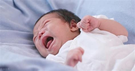 婴儿总是晚上哭闹是什么原因（宝宝睡着了哭是什么原因）-幼儿百科-魔术铺