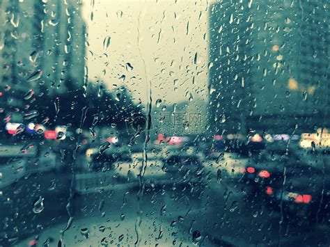 背影雨天图片