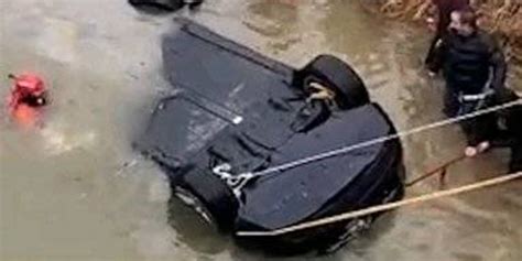 警方通报特斯拉坠河被困两人系夫妻：1人去世1人仍在抢救(含视频)_手机新浪网