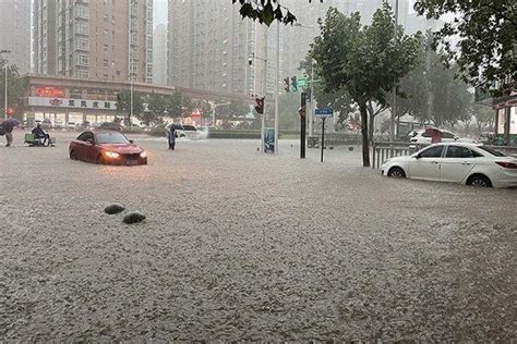 大雨中的北京下水道