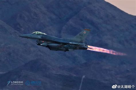 一架以色列空军F-16战隼从美空军第340远征空中加油中队加油