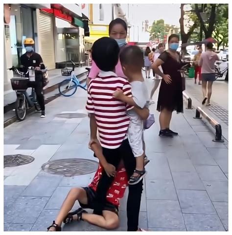 广东湛江：7岁男孩当街打母亲引发众怒，“街坊邻居都要揍他”__财经头条