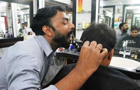 印度理发师Ansar Ahmad好嘴艺 口叼剪刀帮理发 - 神秘的地球 科学|自然|地理|探索