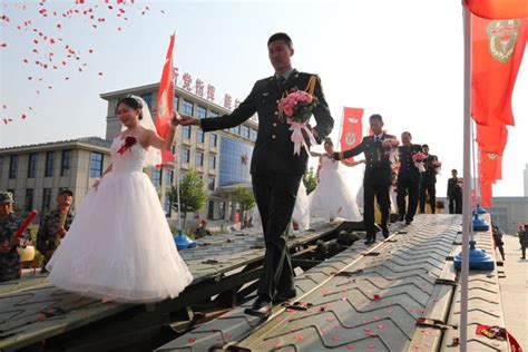 硬核婚礼！29对军人情侣牵手跨过“战车”，国庆节举行集体婚礼-大河新闻