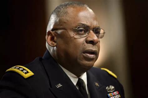 退役四星上将奥斯汀：首位非裔防长的提名争议与美国军事战略走向