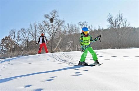 山东烟台：滑雪乐 迎新年-人民图片网