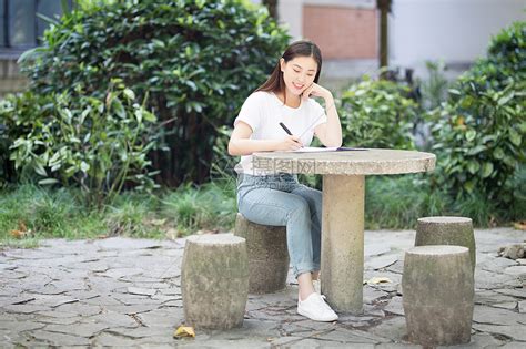 校园里坐在石凳上读书写字的女生摄影图6720*4480图片素材免费下载-编号727593-潮点视频