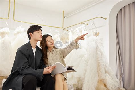 在婚纱店挑选婚纱的情侣高清图片下载-正版图片502355221-摄图网