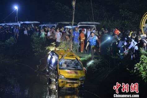 湖南幼儿园校车翻入水库致11死 现场嚎哭不断