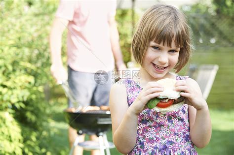轻女孩家庭烧烤吃牛肉汉堡高清图片下载-正版图片300681394-摄图网