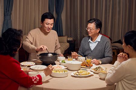 一家人吃饭背景-一家人吃饭摄影图片-家庭团聚幸福一家人聚餐干杯图片-摄图网