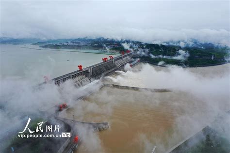 今年最大洪峰来了！三峡七孔泄洪场面壮观