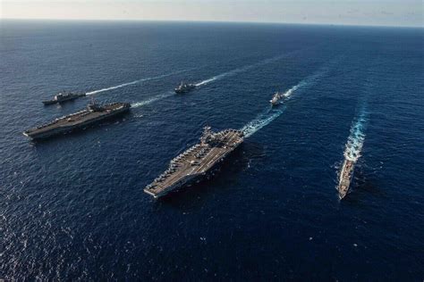 一个航母战斗群的标准配置，由哪些舰船组成呢？|美军|航母编队|航母_新浪新闻