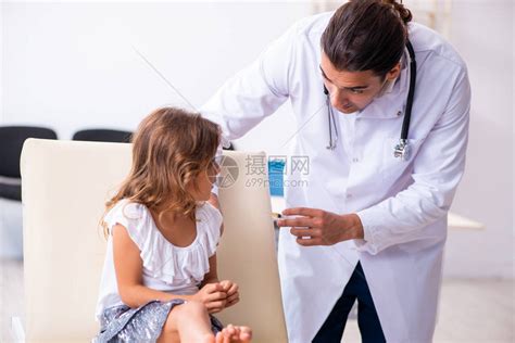 有小女孩的年轻医生儿科医生高清图片下载-正版图片506347736-摄图网