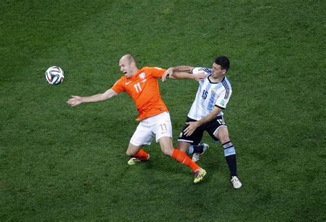荷兰vs阿根廷中国球童亮相世界杯半决赛 王一帆牵手阿根廷巨星入场_前瞻专题-前瞻网
