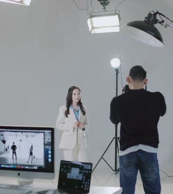 两个模特在时装秀上和摄影师一起走猫步—高清视频下载、购买_视觉中国视频素材中心