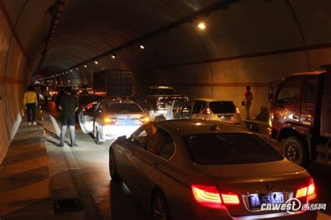 十一包茂高速西康段大堵车 车辆被堵隧道2小时【3】--陕西频道--人民网