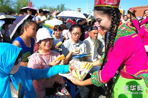 新疆哈密举行群众文化表演 抬阁婚俗表演吸引观众眼球|婚俗|群众文化|巴里坤_新浪新闻