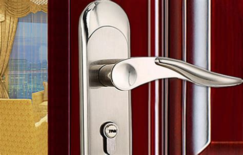 大门门锁在外面必须要用钥匙才能带上，从外面按把手可以直接开门，该怎么换锁-百度经验