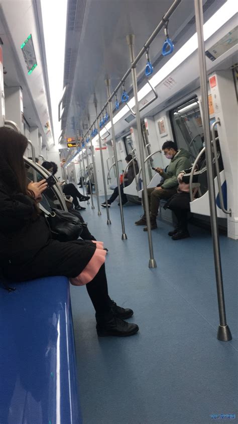 复工第一天，上班早高峰的常州地铁：乘客不多，都戴着口罩离得很远 - 新江南网 | 江南第一门户网站
