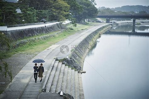 夫妇旅行雨中漫步照高清图片下载-正版图片502056187-摄图网