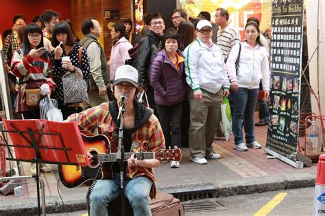 路边街头卖唱的女人高清图片下载-正版图片502117405-摄图网