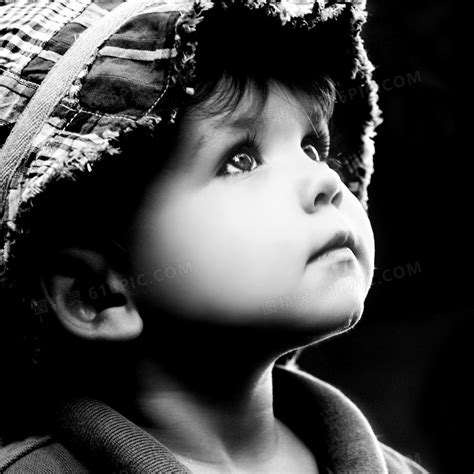 抬头仰望的小男孩黑白摄影高清jpg图片免费下载_编号1x2hpwo3v_图精灵