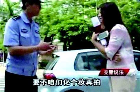 深圳一奇葩女司机违章被交警拦下：咱补个妆再拍？_湖北频道_凤凰网